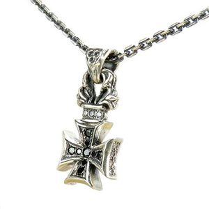 Artemis Classic(アルテミスクラシック) フローラルアイアンクロスペンダントPAVE