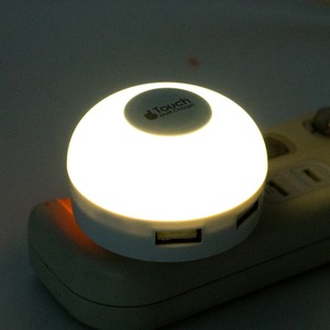 ミヨシ LEDライト搭載 USB2ポート USB-ACアダプタ 電球色 IPA-34LLD/WH