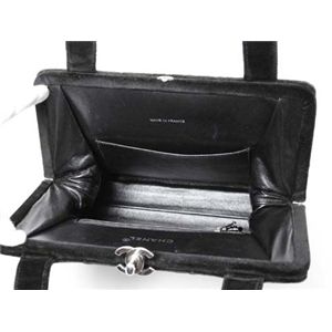 【現品限り】CHANEL(シャネル) がま口ハンドバッグ スエード ブラック 【中古B】