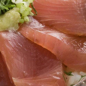 塩竃まぐろ直売・食堂『活〆メバチ鮪赤身切落し&特選まぐろ醤油』