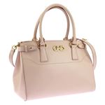 Ferragamo （フェラガモ） D940 CALF／MACARON 手提げバッグの詳細ページへ