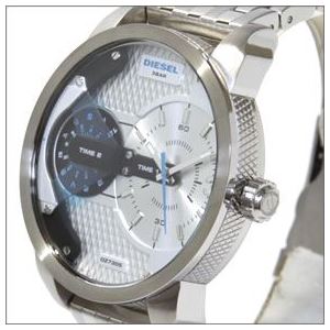DIESEL（ディーゼル） 腕元を主張する3Dインデックス。2Time表示のブレス・ウオッチ DZ7305