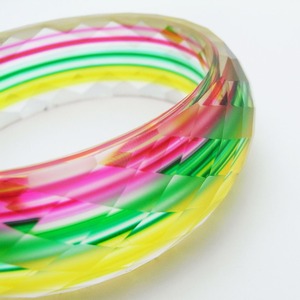 クールなアクリルバングル（レインボー）