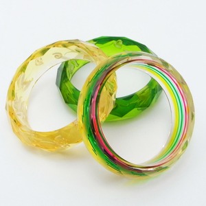 クールなアクリルバングル（レインボー）