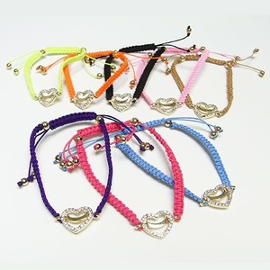 ハートチャーム細編みコードブレス（ピンク）