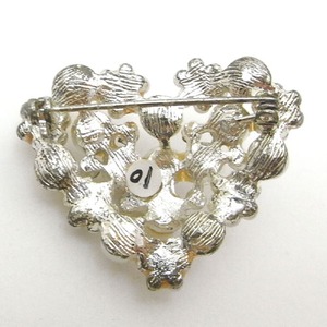 たっぷりIパールのハートブローチ(クリア)