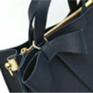 人気商品!リボンチャームがついた仕切り付ハンドバッグS/ネイビー
