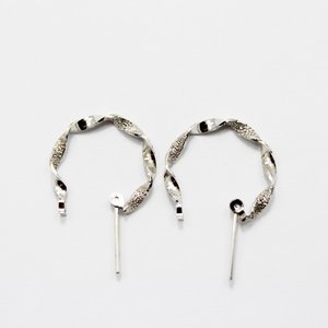 14金ホワイトゴールドダイヤモンドピアス ダスト加工ツイストフープピアス