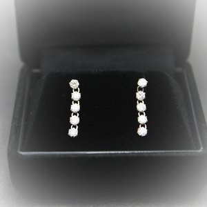 14金ホワイトゴールド0.5ctダイヤモンドストレートラインスウィングスタッドピアス(K14WG台シリコンダブルキャッチ付き)