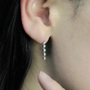 14金ホワイトゴールド0.5ctダイヤモンドストレートラインスウィングスタッドピアス(K14WG台シリコンダブルキャッチ付き)