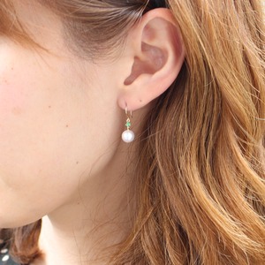 18金 イエローゴールド　7mm珠 アコヤ本真珠　エメラルド　フックピアス　パール　誕生石