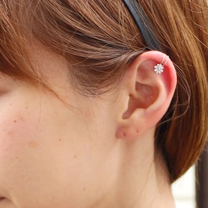 10金ホワイトゴールド フラワー イヤーカフ