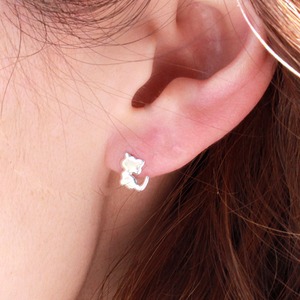 ホワイトゴールド ネコ スタッド ピアス 