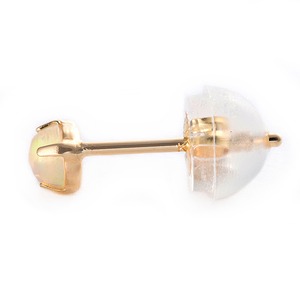 【訳あり・在庫処分】K18イエローゴールド 天然エチオピアオパールピアス 3mm&times;3mmサイズ シリコン製ダブルロックキャッチ仕様