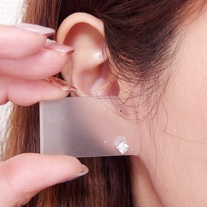 ピアス キュービックジルコニア プラチナ Pt900 4mm スクエア 高品質 シリコン製ダブルロックキャッチ仕様 一粒留