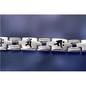 重厚な雰囲気の 純チタン梵字ブレスレット
