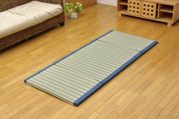 コンパクト い草ごろ寝マット 『エース 四折』 ブルー 80×180cm (中材:ウレタン30mm)