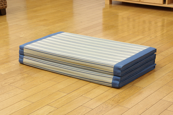 コンパクト い草ごろ寝マット 『エース 四折』 ブルー 80×180cm (中材:ウレタン30mm)