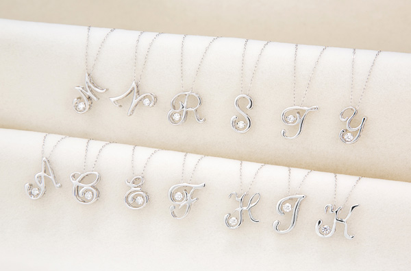ダンシングストーン K18WG・天然ダイヤモンドシリーズイニシャル「S」ペンダント/ネックレス