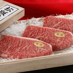 松阪牛イチボステーキ ギフト 100g×3枚　松阪牛最高ランクのA5等級・証明書付・桐箱にてお届け