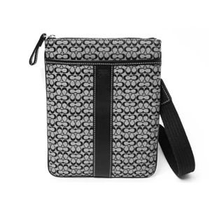 【現品限り】COACH（コーチ） ミニシグネチャー マチなしショルダーバッグ キャンバス カーフ ブラック 4717 【未使用】