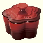 ル・クルーゼ （Le Creuset）  ラムカン・フルール（蓋付き） チェリーレッド