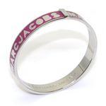 MARC BY MARC JACOBS（マークバイマークジェイコブス） Classic Marc Logo Bangle クラシックマーク ロゴ バングル M0001160A-670 S／M 81008 POP PINK