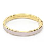 Kate Spade（ケイトスペード）IDIOM BANGLES Hinged 内側にさりげなく刻印された「MAKE ME BLUSH」のロゴがキュートなエナメル・バングル WBRU7601-671