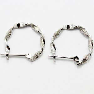 14金ホワイトゴールドダイヤモンドピアス ダスト加工ツイストフープピアス