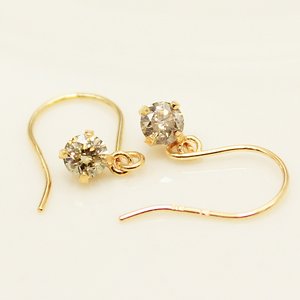 18金0.2ｃｔブラウンダイヤモンドショートフックピアス