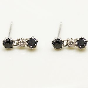 10金ホワイトゴールド 0.5ctブラックダイヤモンド＆ブラウンダイヤモンドピアス3ストーンスウィングスタッドピアス