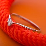 【鑑別書付】プラチナPT950　天然ダイヤリング 指輪　ダイヤ0.05ct　アイスブルーダイヤ0.01ct 11号　V字モチーフ