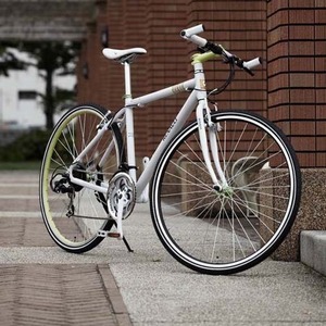 クロスバイク 700c（約28インチ）/ホワイト(白) シマノ7段変速 重さ 11.7kg アルミフレーム 【RENAULT】 ルノー AL-CRB7021